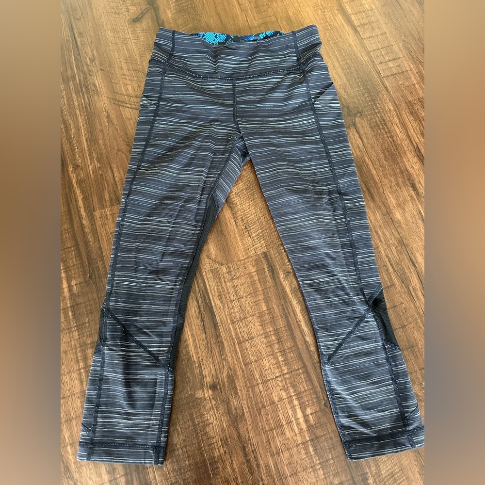 Lululemon Size 6 23” Blue striped crop